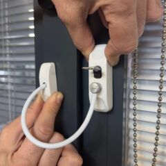 YUMA ÇELİK HALATLI ANAHTARLI MANDAL BEYAZ YM-755